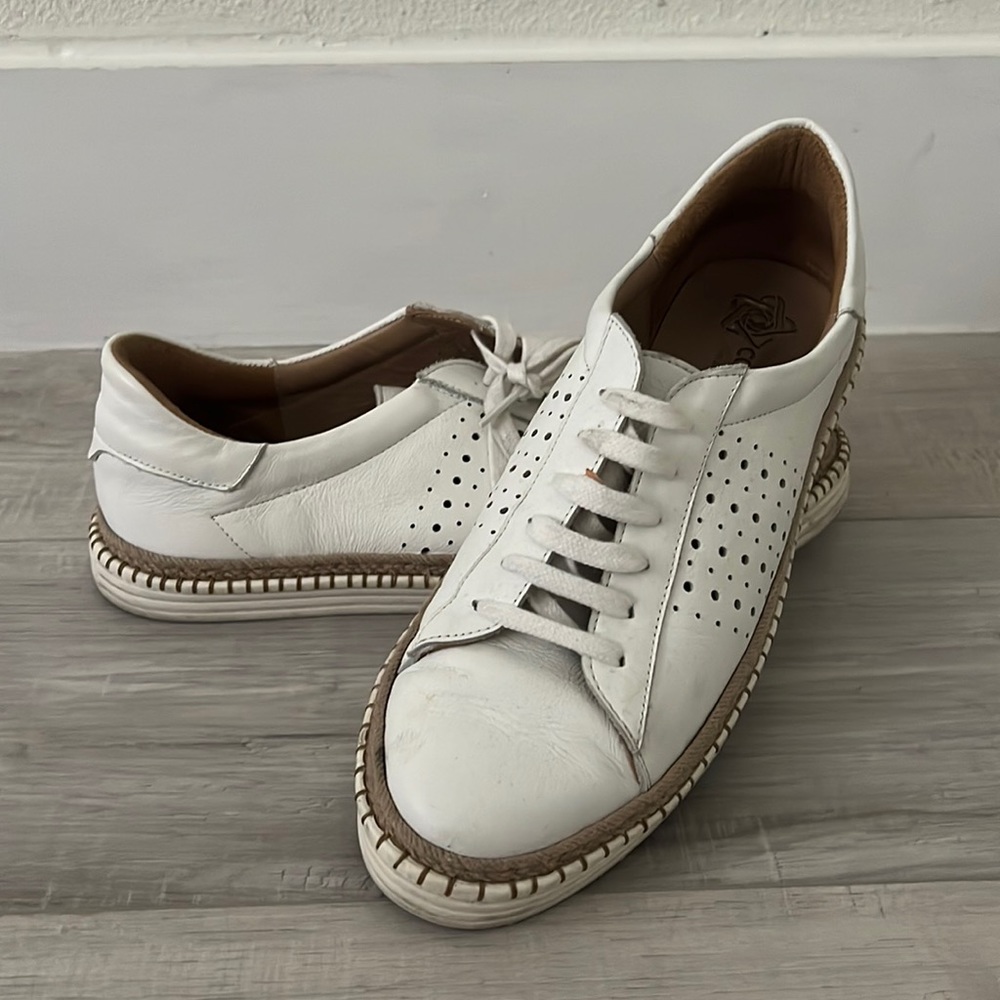 White shoes / sneakers